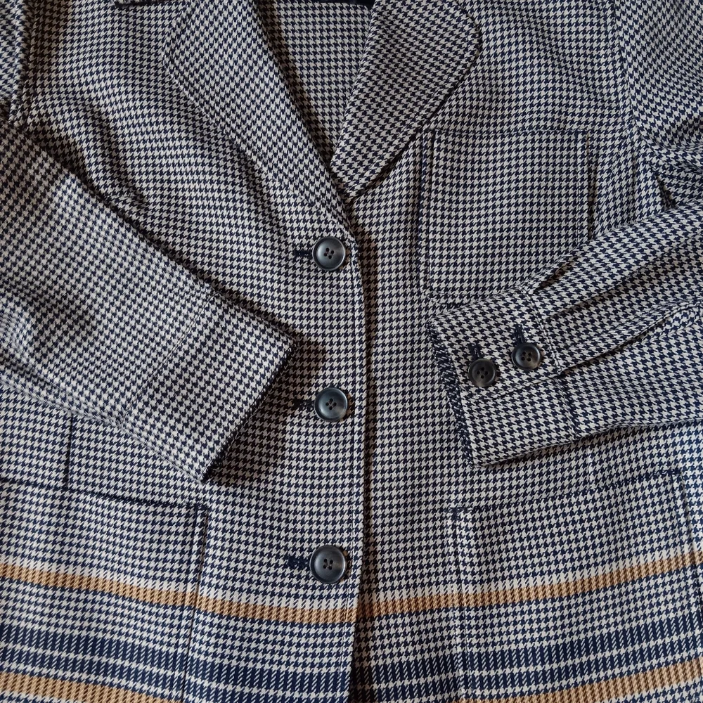 Pendleton Women's Houndstooth Blazer with Striped Hem - Picture 4 of 4
